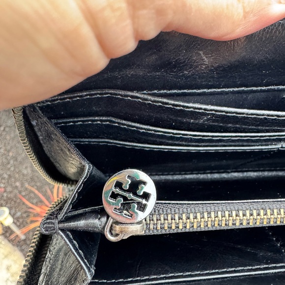 Tory Burch FAIR CONDITION Amanda Black Leather Zip Around Wallet Silver Logo - Picture 10 of 10